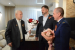 Глава Дзержинска поздравил ветерана Александра Кондратьева с Днём Победы