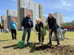 Владимир Поддымников-Гордеев вместе с приокчанами высадили аллею сирени у школы №131