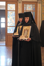 Богослужения в Серафимо-Дивеевском монастыре отмечены архиерейским служением