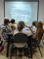 Участники знакомятся с информацией о вреде пластика