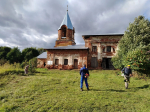 Волонтеры Дивеевского благочиния приняли участие в благоустройстве территории руинированного Скорбященского храма села Сыресево