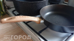 Больше не трачу силы на оттирание нагара: простое средство за копейки возвращает сковородам заводской блеск