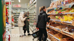 Зоозащитники массово отказываются от кожаных курток: осенью они выбирают этот материал нового поколения