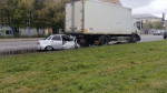 «Десятка» влетела в припаркованный грузовик в Нижнем Новгороде