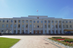 Здание Законодательного собрания Нижегородской области на фоне городской застройки
